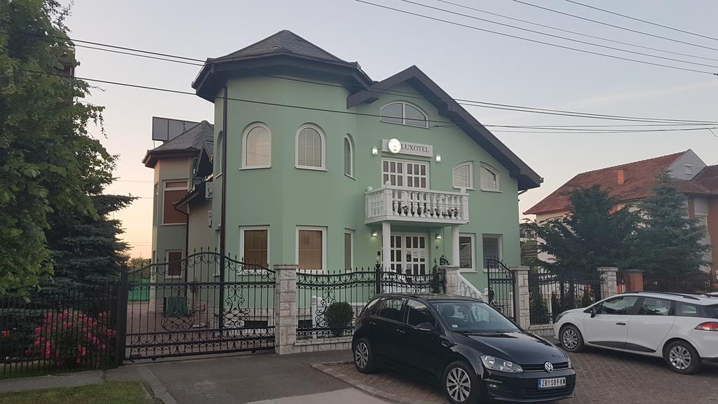 Guest House Luxotel Зренянин Екстер'єр фото